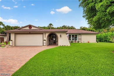Adorable home ideally located just three lots from the river and - photo 1