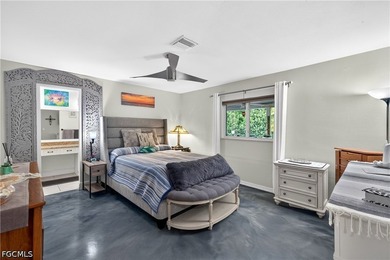 Adorable home ideally located just three lots from the river and - photo 9