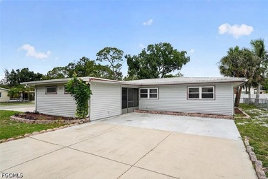 Welcome to this spacious and versatile Sarasota home offering - photo 1