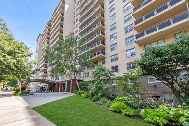 Move right into this sun-filled 15th-floor one-bedroom apartment - photo 1