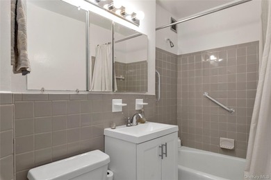 Move right into this sun-filled 15th-floor one-bedroom apartment - photo 9