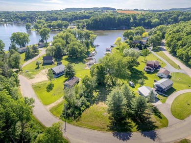 Level, easy-to-build lot on Lake Redstone with valuable - photo 1
