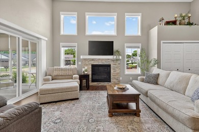 Enjoy easy main-level living in this beautifully maintained - photo 2