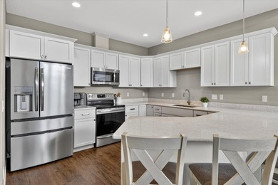 Enjoy easy main-level living in this beautifully maintained - photo 3