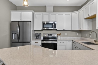 Enjoy easy main-level living in this beautifully maintained - photo 7