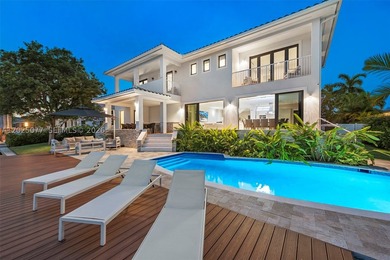 Stunning South Lake villa in Hollywood Beach on a 100' - photo 2