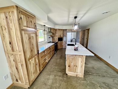 Come take a look at this 3 bedroom, 2.5 bathroom, with a 3 car - photo 4