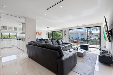 Stunning South Lake villa in Hollywood Beach on a 100' - photo 5