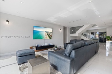 Stunning South Lake villa in Hollywood Beach on a 100' - photo 6