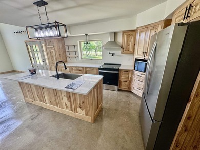 Come take a look at this 3 bedroom, 2.5 bathroom, with a 3 car - photo 6
