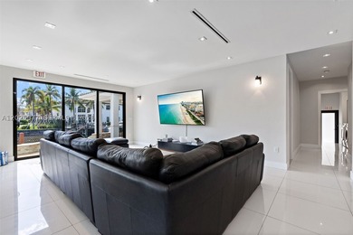 Stunning South Lake villa in Hollywood Beach on a 100' - photo 7