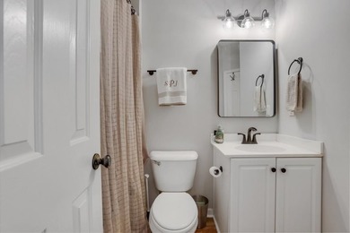 Welcome to this beautifully updated 6-bedroom, 4-bathroom home - photo 17