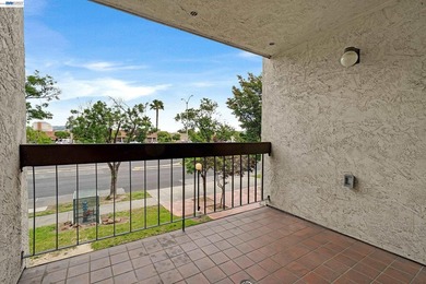 Beautifully updated 2-bedroom, 2-bath condo in a fantastic - photo 22