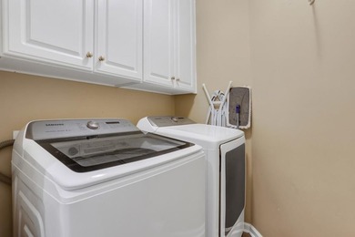 Welcome to this beautifully updated 6-bedroom, 4-bathroom home - photo 33
