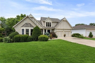 Stunning 4-bedroom, 3-bathroom home in the prestigious Lakewood - photo 3