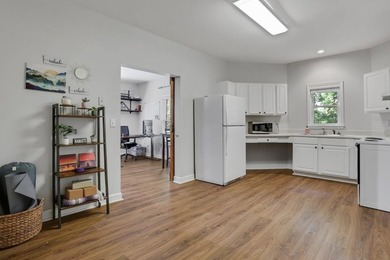 Welcome to this beautifully updated 6-bedroom, 4-bathroom home - photo 34
