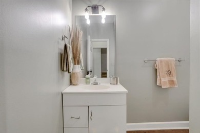 Welcome to this beautifully updated 6-bedroom, 4-bathroom home - photo 39