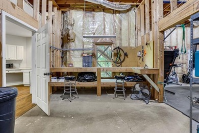 Welcome to this beautifully updated 6-bedroom, 4-bathroom home - photo 40