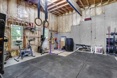 Welcome to this beautifully updated 6-bedroom, 4-bathroom home - photo 41