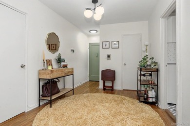 Bright and welcoming, this spacious Fleetwood Park residence - photo 3