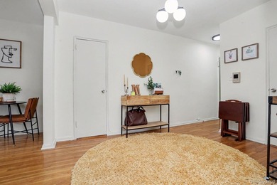 Bright and welcoming, this spacious Fleetwood Park residence - photo 4