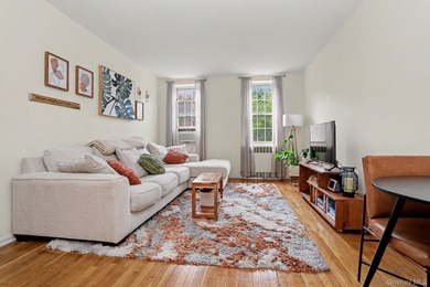Bright and welcoming, this spacious Fleetwood Park residence - photo 5