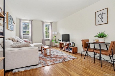 Bright and welcoming, this spacious Fleetwood Park residence - photo 7