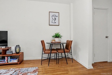 Bright and welcoming, this spacious Fleetwood Park residence - photo 8