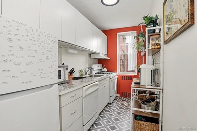 Bright and welcoming, this spacious Fleetwood Park residence - photo 10
