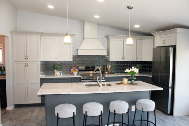 Updated lake front, new kitchen, 4 new baths, 3 bedrooms + more! - photo 7