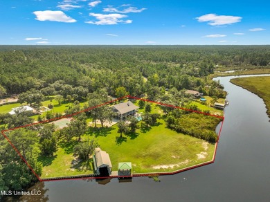 Experience the ultimate in coastal living with this stunning - photo 3
