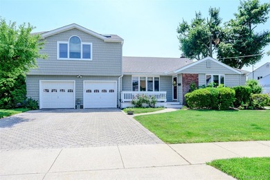 Your summer Oasis has arrived! Perfectly situated on a quiet - photo 1