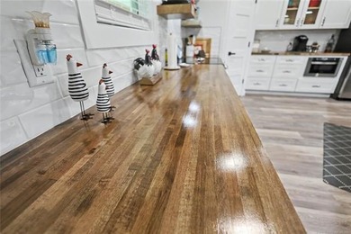 Built in 2025, this 1,800 sq ft (per CH) custom Lake Tenkiller - photo 32