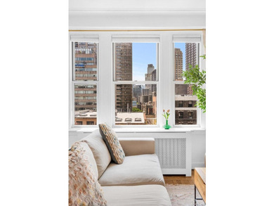 Wake up to sun pouring through oversized south-facing windows - photo 3
