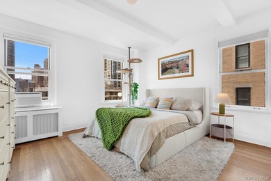 Wake up to sun pouring through oversized south-facing windows - photo 6