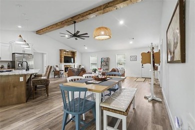Built in 2025, this 1,800 sq ft (per CH) custom Lake Tenkiller - photo 41