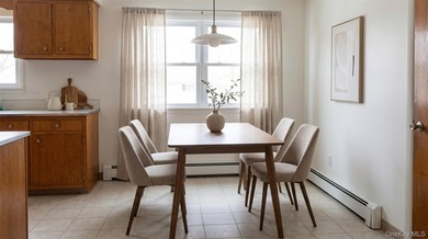 Opportunity Awaits In The Heart of Cutchogue! This 3-bedroom - photo 11