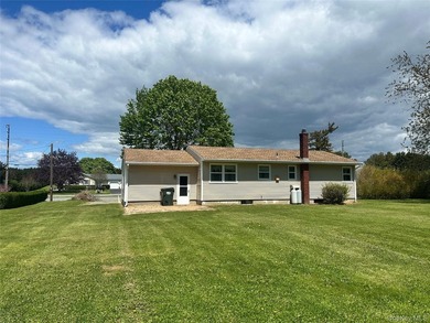 Opportunity Awaits In The Heart of Cutchogue! This 3-bedroom - photo 19