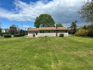 Opportunity Awaits In The Heart of Cutchogue! This 3-bedroom - photo 20