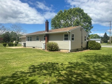 Opportunity Awaits In The Heart of Cutchogue! This 3-bedroom - photo 21