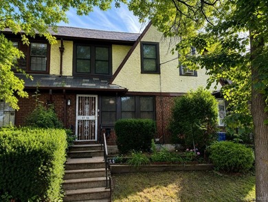 Welcome to this charming, beautifully renovated three-bedroom - photo 1