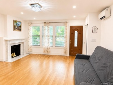Welcome to this charming, beautifully renovated three-bedroom - photo 2