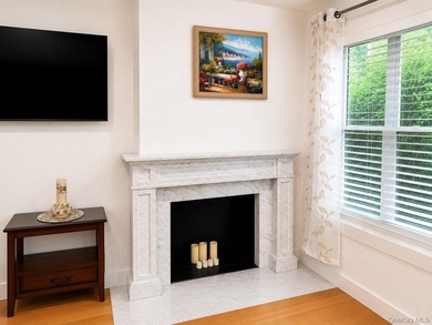 Welcome to this charming, beautifully renovated three-bedroom - photo 4