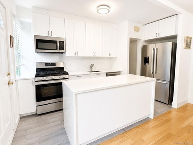 Welcome to this charming, beautifully renovated three-bedroom - photo 6