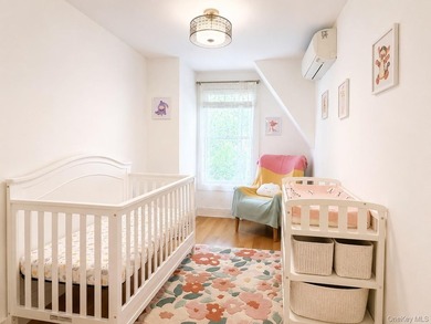 Welcome to this charming, beautifully renovated three-bedroom - photo 9