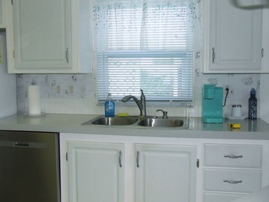 SPECTACULAR VIEW OF THE LAKE-LARGE 3 BEDROOM/ 2 BATH- LAMINATE - photo 13