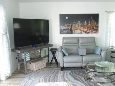 SPECTACULAR VIEW OF THE LAKE-LARGE 3 BEDROOM/ 2 BATH- LAMINATE - photo 20