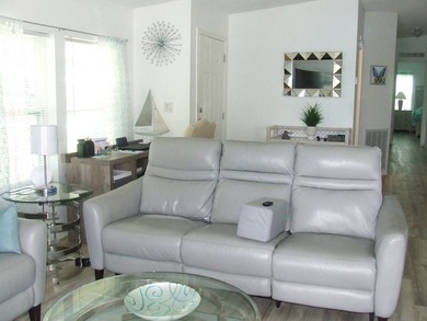 SPECTACULAR VIEW OF THE LAKE-LARGE 3 BEDROOM/ 2 BATH- LAMINATE - photo 21
