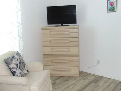 SPECTACULAR VIEW OF THE LAKE-LARGE 3 BEDROOM/ 2 BATH- LAMINATE - photo 29