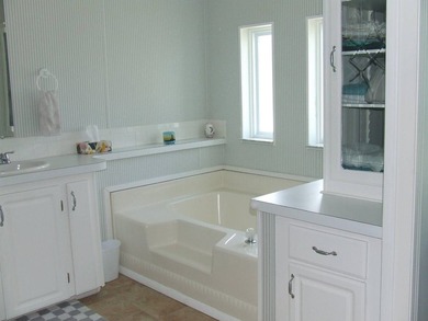 SPECTACULAR VIEW OF THE LAKE-LARGE 3 BEDROOM/ 2 BATH- LAMINATE - photo 38